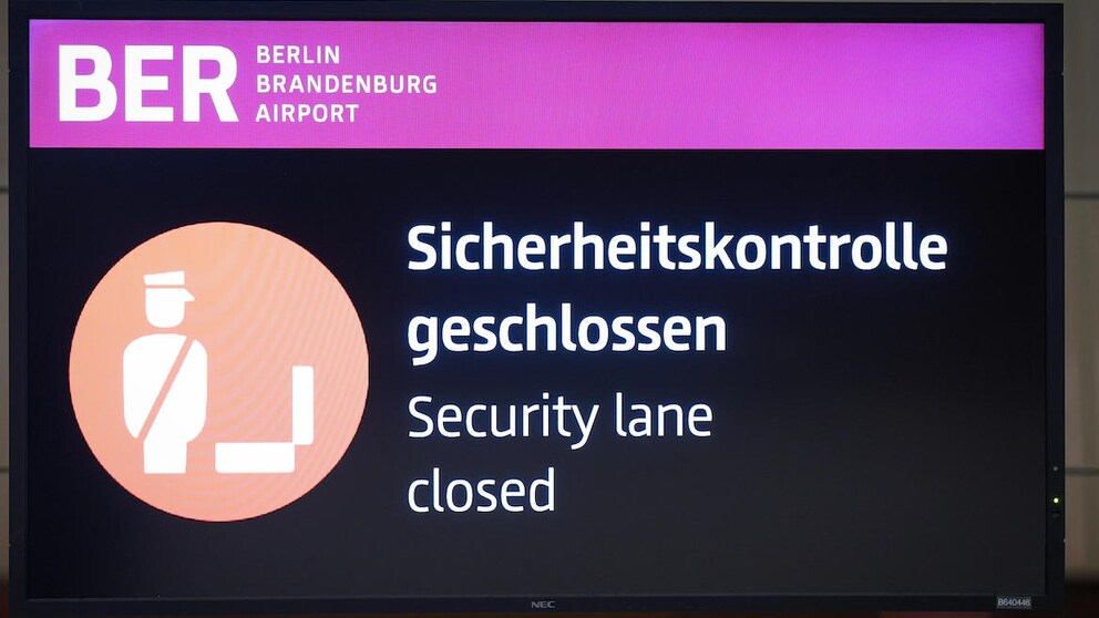Schild Sicherheitskontrolle BER Streik Flughäfen