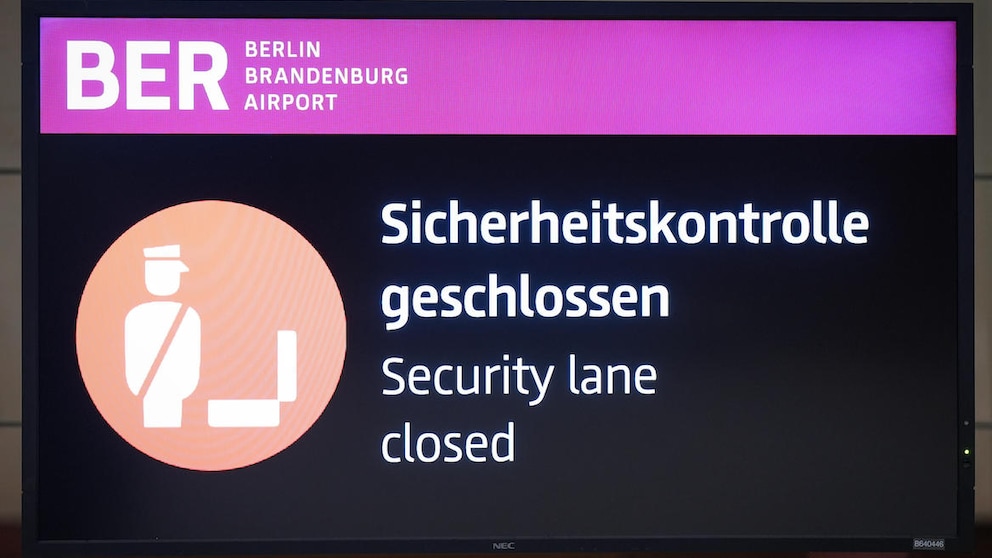 Schild Sicherheitskontrolle BER Streik Flughäfen
