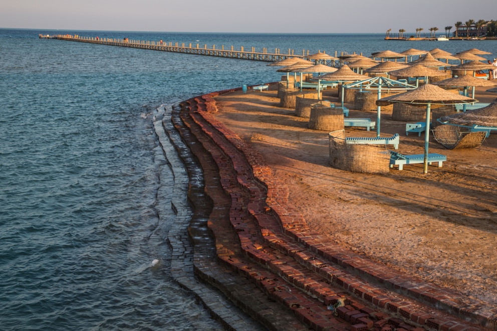 Meer, Promenade, Liegestühle mit Schirme