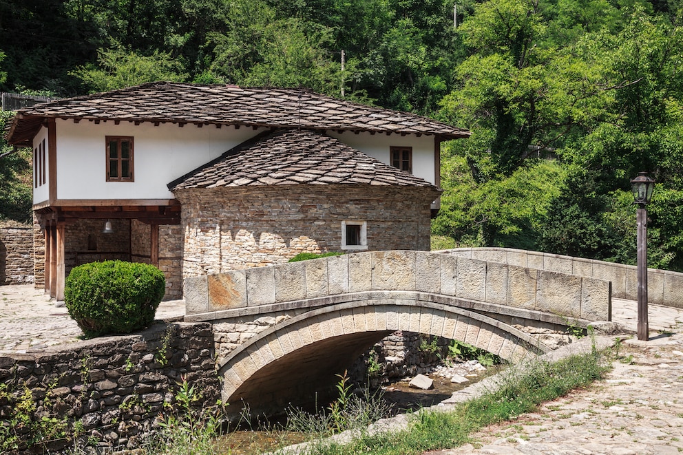 Haus aus Stein mit Brücke