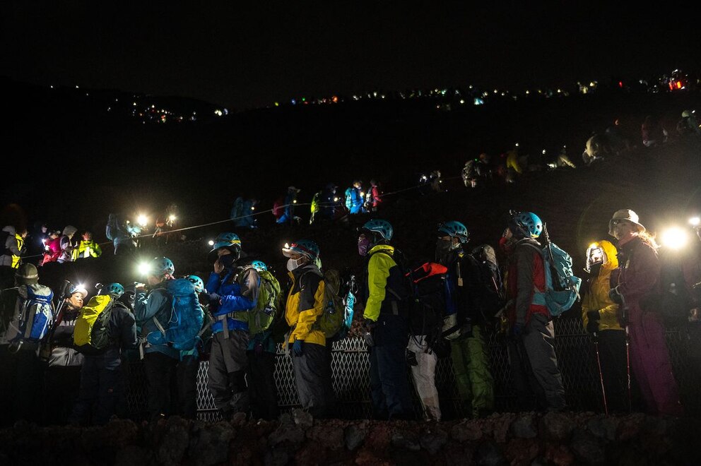 Massenaufstieg am Mount Fuji