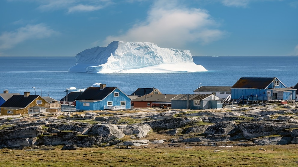 Ein Start-Up aus Grönland will jetzt Gletschereis an Cocktailbars in den Vereinigten Arabischen Emiraten verkaufen. Hier im Bild das Örtchen Qeqertarsuaq und ein Eisberg. Noch darf er schwimmen.