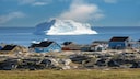 Ein Start-Up aus Grönland will jetzt Gletschereis an Cocktailbars in den Vereinigten Arabischen Emiraten verkaufen. Hier im Bild das Örtchen Qeqertarsuaq und ein Eisberg. Noch darf er schwimmen.