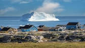 Ein Start-Up aus Grönland will jetzt Gletschereis an Cocktailbars in den Vereinigten Arabischen Emiraten verkaufen. Hier im Bild das Örtchen Qeqertarsuaq und ein Eisberg. Noch darf er schwimmen.