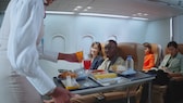 Stewardess schenkt Getränke aus