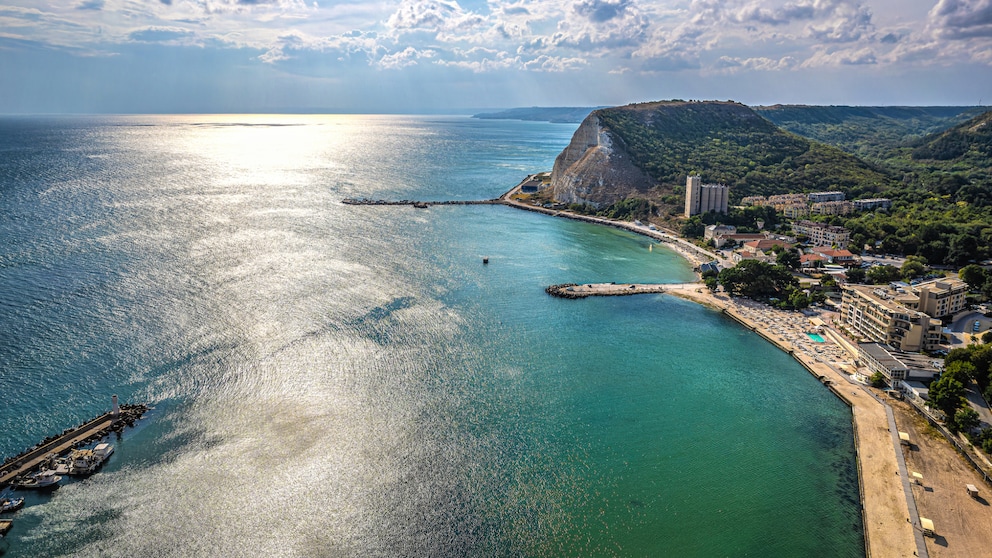 Strand mit Wasser und Hotels
