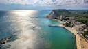 Strand mit Wasser und Hotels