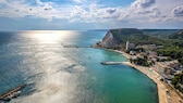 Strand mit Wasser und Hotels