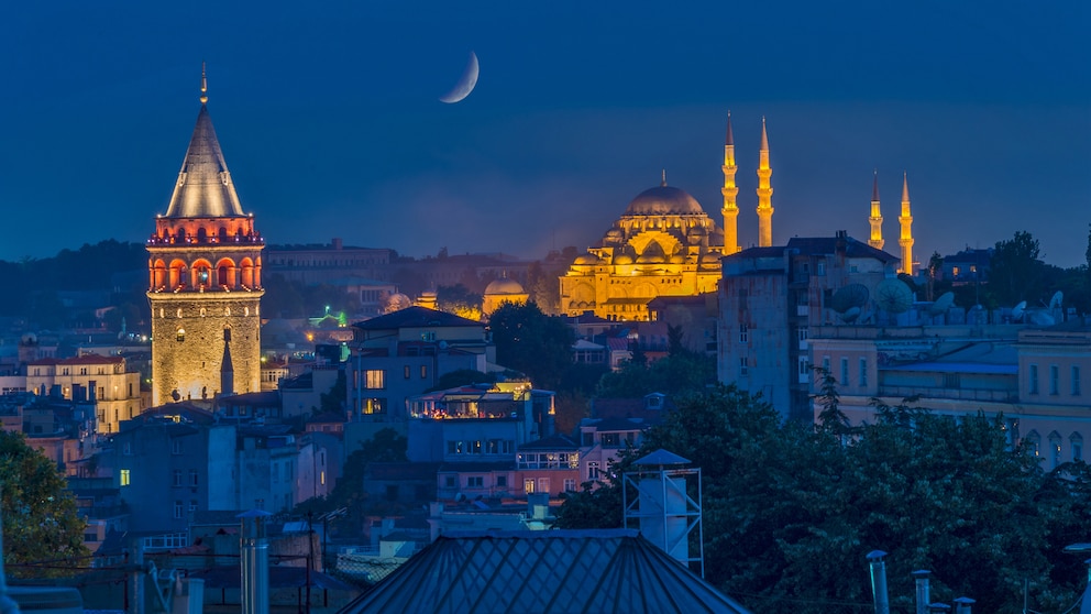 Galataturm und Suleymaniye-Moschee in Istanbul