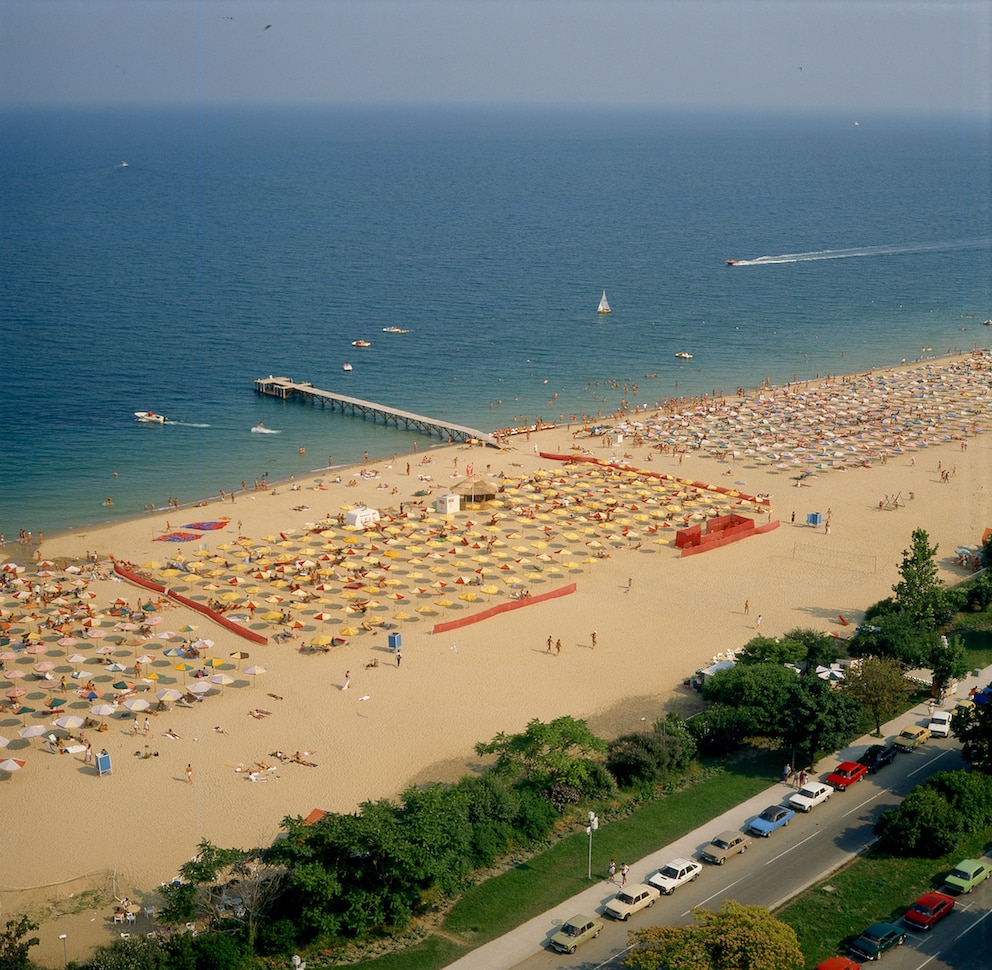 Strand mit Meer und Liegen