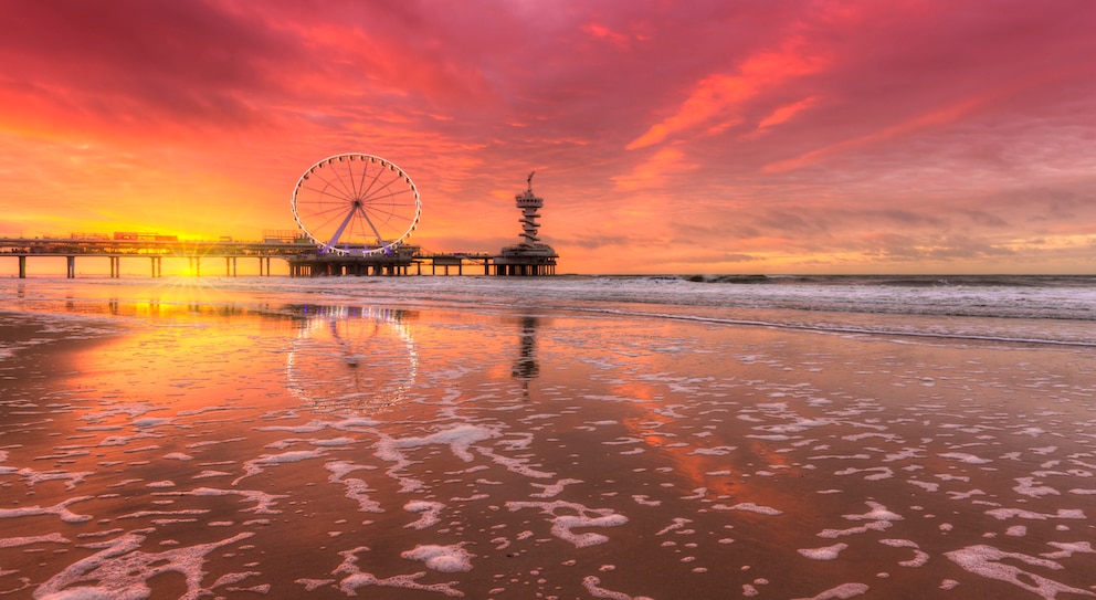 Am Scheveninger Strand lockt ein Riesenrad 