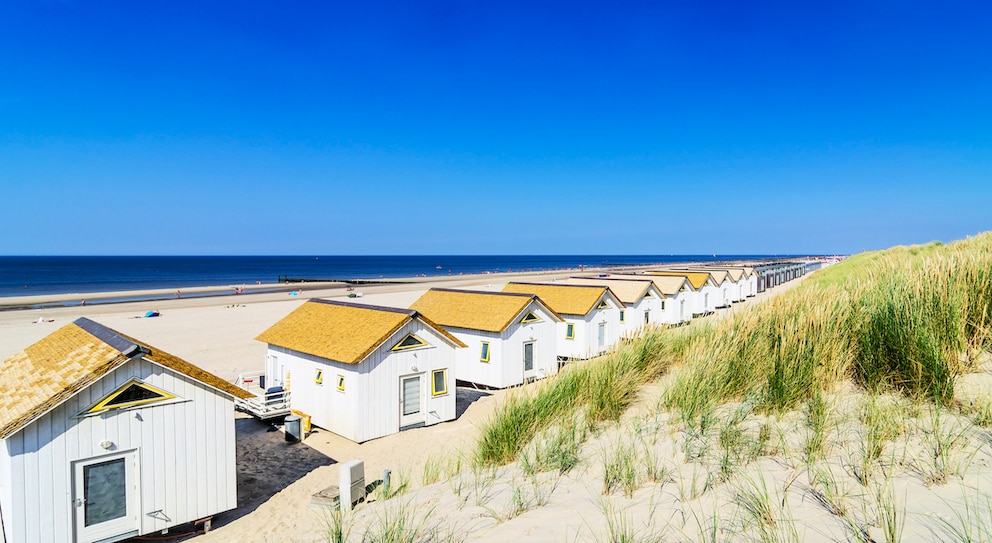 Der Strand in Domburg ist vor allem für die charmanten Strandhäuser bekannt.