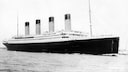 Die „Symphony of the Seas“, vorn im Bild, ist eines der größten Kreuzfahrtschiffe der Welt – auch im Vergleich mit der „RMS Titanic“ wirkt sie riesig