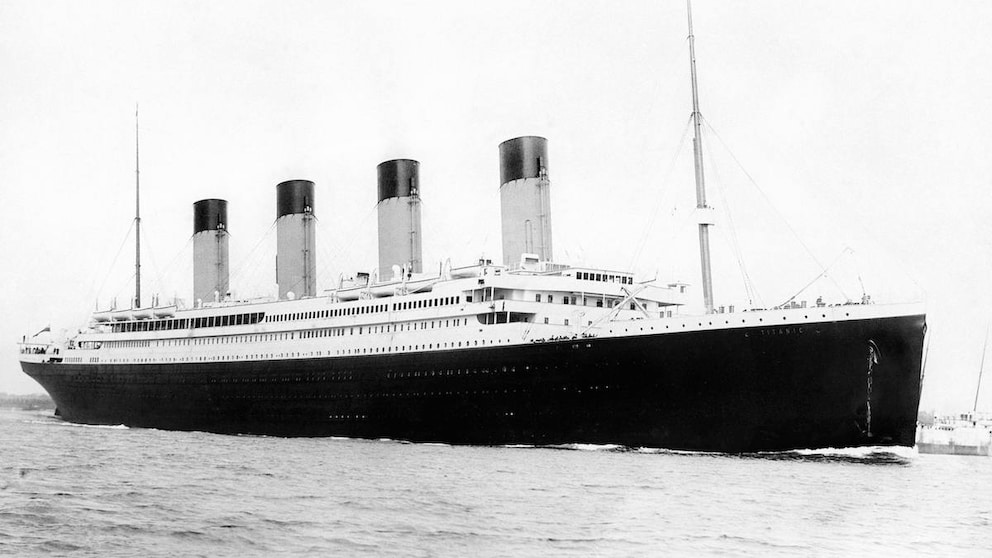 Die „Symphony of the Seas“, vorn im Bild, ist eines der größten Kreuzfahrtschiffe der Welt – auch im Vergleich mit der „RMS Titanic“ wirkt sie riesig