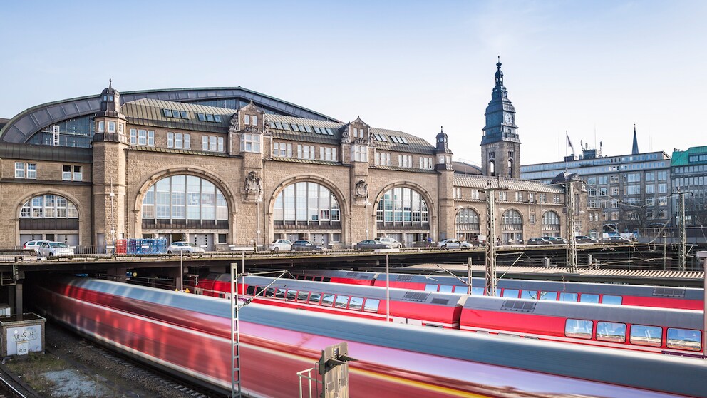 Barrierefreie Bahnhöfe in Deutschland: Außenansicht des Hamburger Hauptbahnhofs, der alle Kriterien der Studie erfüllt.