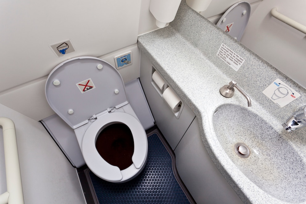 Vakuum-Toilette im Flugzeug