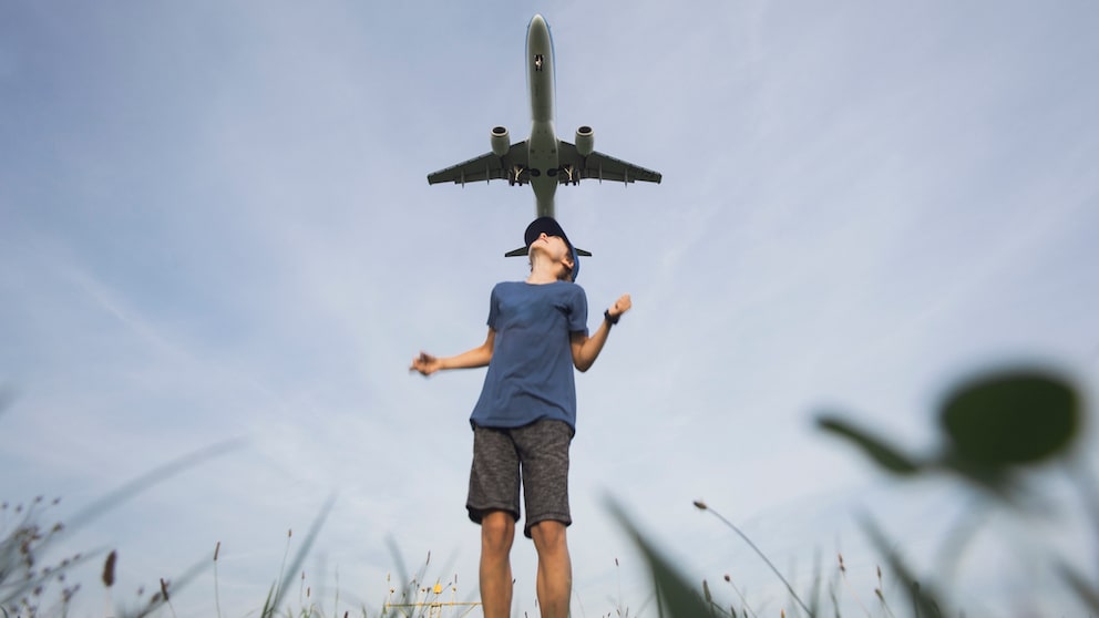 Junge fürchtet aus Flugzeug fallende Fäkalien