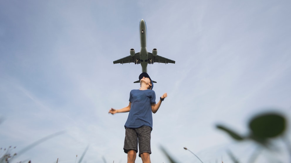 Junge fürchtet aus Flugzeug fallende Fäkalien