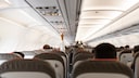 Maden im Handgepäck: Blick über die Sitzreihen im Flugzeug