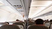 Maden im Handgepäck: Blick über die Sitzreihen im Flugzeug