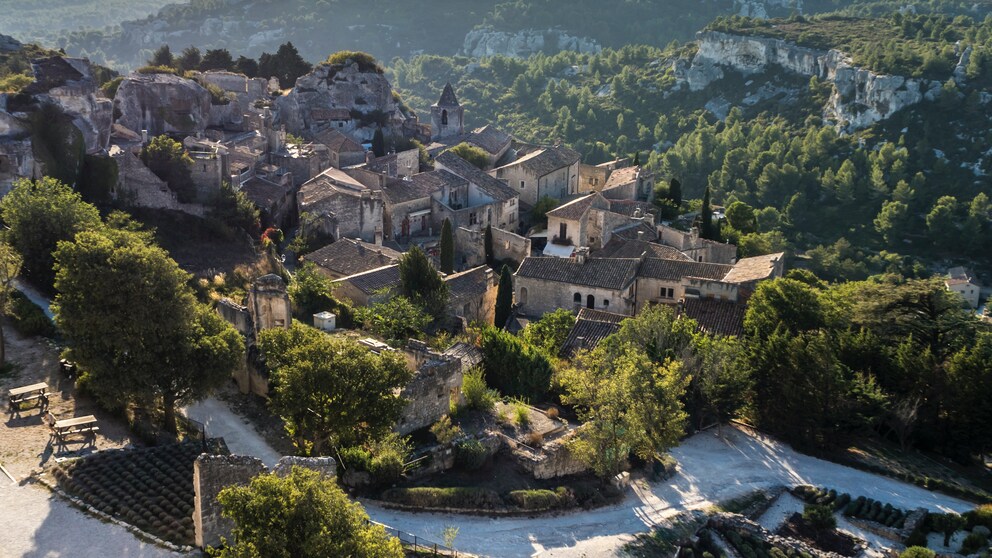 Südfrankreich ist bekannt für seine malerische Landschaft aus Hügeln und Pinienwäldern.