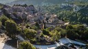 Südfrankreich ist bekannt für seine malerische Landschaft aus Hügeln und Pinienwäldern.