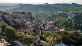 Südfrankreich ist bekannt für seine malerische Landschaft aus Hügeln und Pinienwäldern.