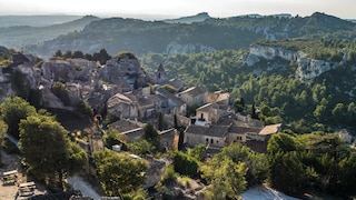 Südfrankreich ist bekannt für seine malerische Landschaft aus Hügeln und Pinienwäldern.