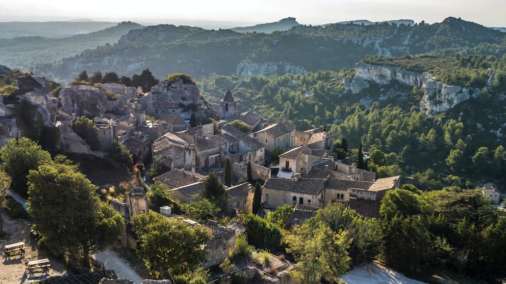 Südfrankreich ist bekannt für seine malerische Landschaft aus Hügeln und Pinienwäldern.