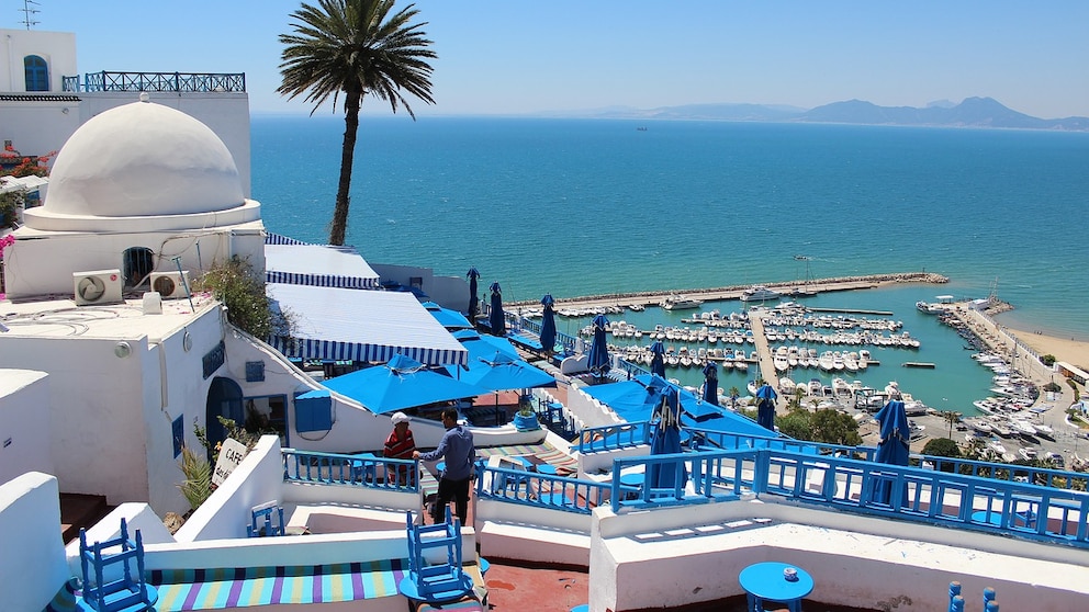 Tunesien ist neben kulturellen Hihlights für schöne Mittelmeerstrände, insbesondere in Urlaubsregionen wie Hammamet und Sousse, bekannt.
