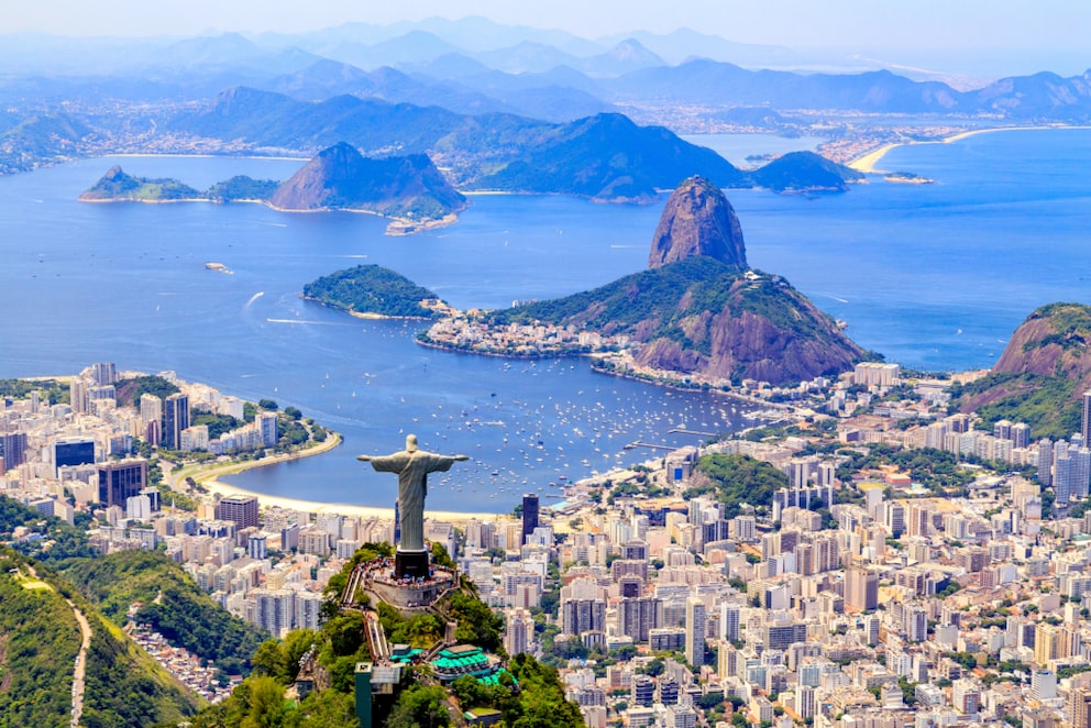 Die Christusstatue, der Cristo Redentor, blickt in Rio auf den Zuckerhut und die Guanabara-Bucht