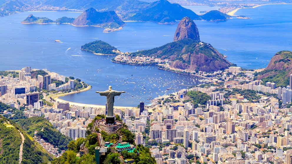 Die Christusstatue, der Cristo Redentor, blickt in Rio auf den Zuckerhut und die Guanabara-Bucht