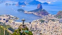 Die Christusstatue, der Cristo Redentor, blickt in Rio auf den Zuckerhut und die Guanabara-Bucht