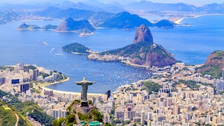 Die Christusstatue, der Cristo Redentor, blickt in Rio auf den Zuckerhut und die Guanabara-Bucht