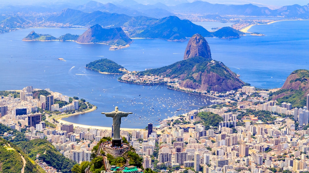 Die Christusstatue, der Cristo Redentor, blickt in Rio auf den Zuckerhut und die Guanabara-Bucht