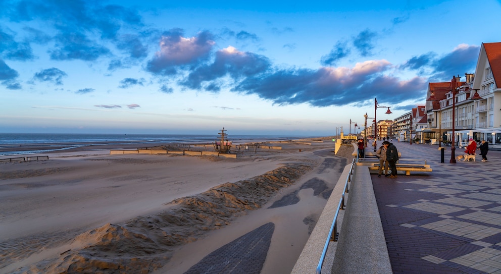 De Haan: Die Promenade des längsten Strandes Belgiens lädt zum Flanieren ein