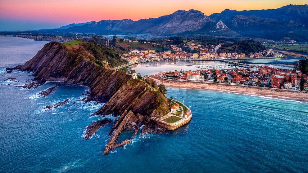 Blick auf Ribadesella: Einer der Urlaubsorte in Spanien, die zu den Geheimtipps bei Einheimischen zählen