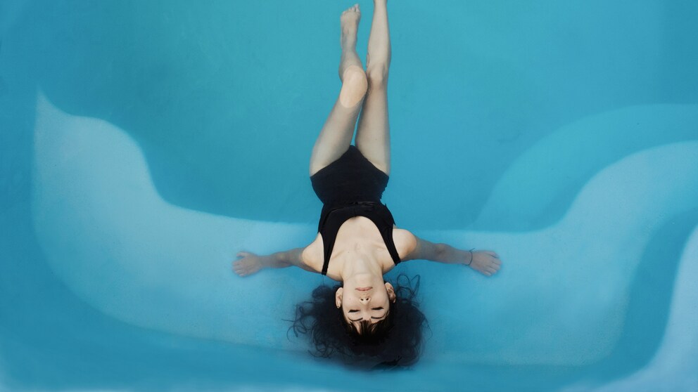 Frau im Pool
