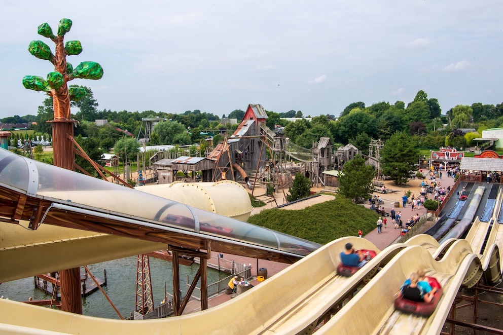 Besucher rutschen im Freizeitpark Jaderpark