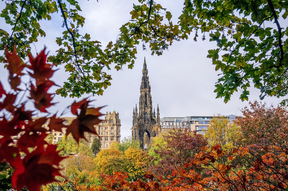 11. Scott Monument – das Denkmal für den schottischen Autor Sir Walter Scott ist eins der ikonischen Sehenswürdigkeiten Edinburghs