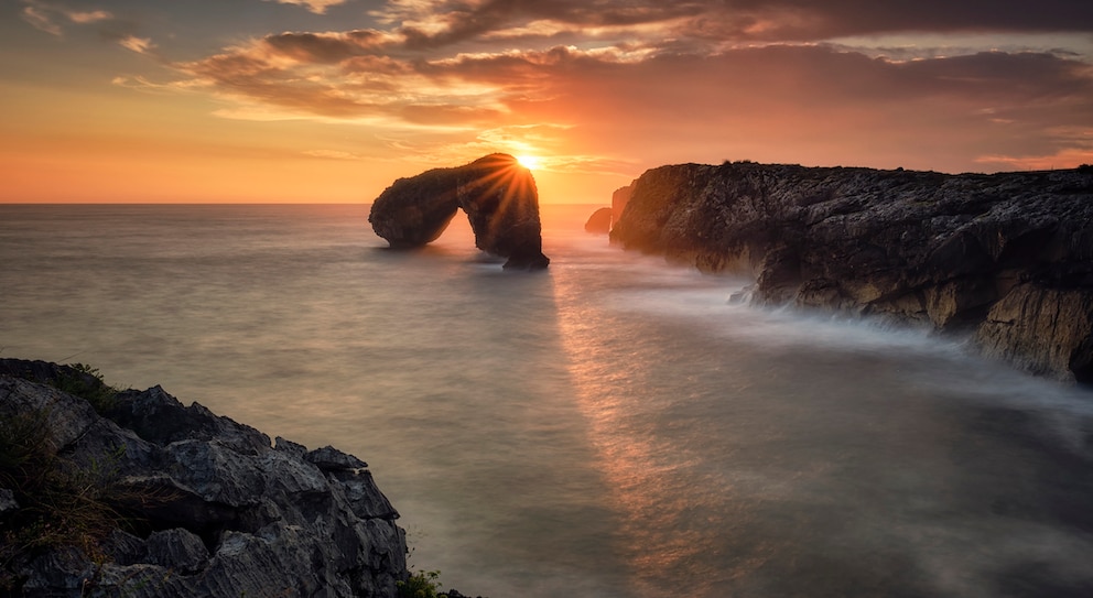 Playa de Cuevas del Mar – wie der Name bereits verrät, ist dieser Strand bekannt für eindrucksvolle Felsformationen