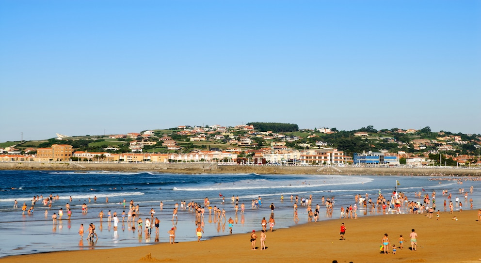 Der Playa de San Lorenzo macht es wegen seiner Lage leicht, einen Tag am Strand mit einem Abend in der Stadt zu kombinieren.