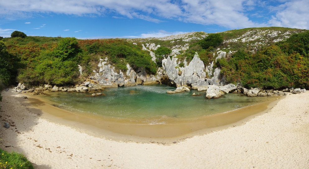 Playa de Gulpiyuri – dieser Strand scheint ohne Meer auszukommen und ist eine merkwürdige Erscheinung