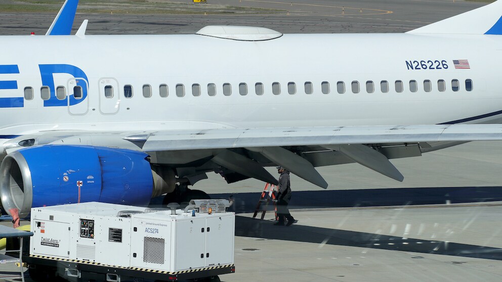 Boeing 737 verlor während des Flugs ein Rumpfteil