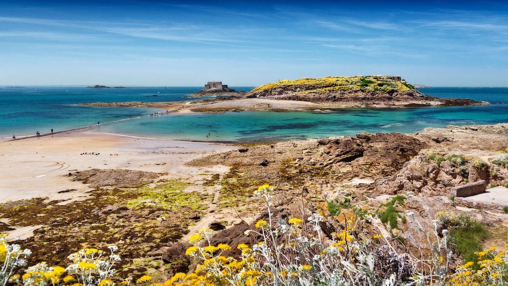 Die Atlantikküste der Bretagne ist bekannt für raue Küsten, schroffe Klippen und wunderschöne Natur.
