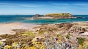 Die Atlantikküste der Bretagne ist bekannt für raue Küsten, schroffe Klippen und wunderschöne Natur.