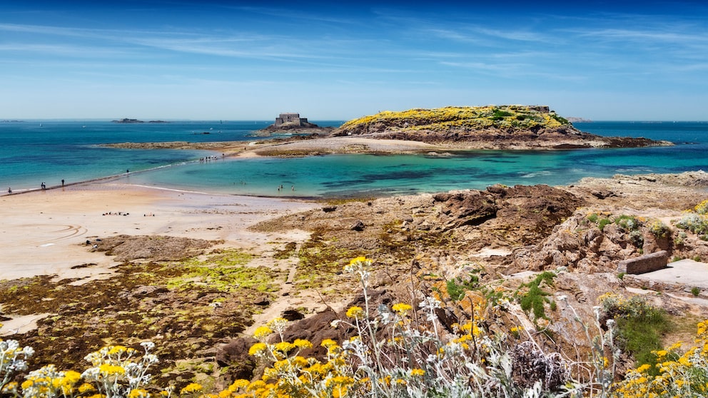 Die Atlantikküste der Bretagne ist bekannt für raue Küsten, schroffe Klippen und wunderschöne Natur.