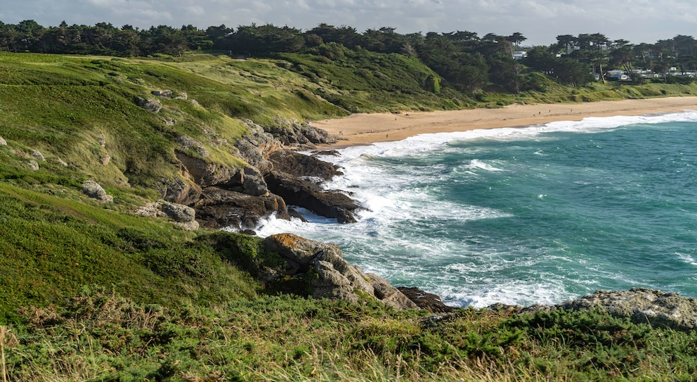 La Plage de Chevrets – mit kleinem Wäldchen, gefolgt von kantigen Felsen und dem rauschenden Atlantik lässt dieser Strand keine Wünsche offen