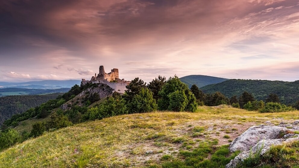 Die Burg Cachtice, auf Deutsch „Burg Schächtitz“, war der Sitz der als „Blutgräfin“ bekannt gewordenen Elisabeth Báthory