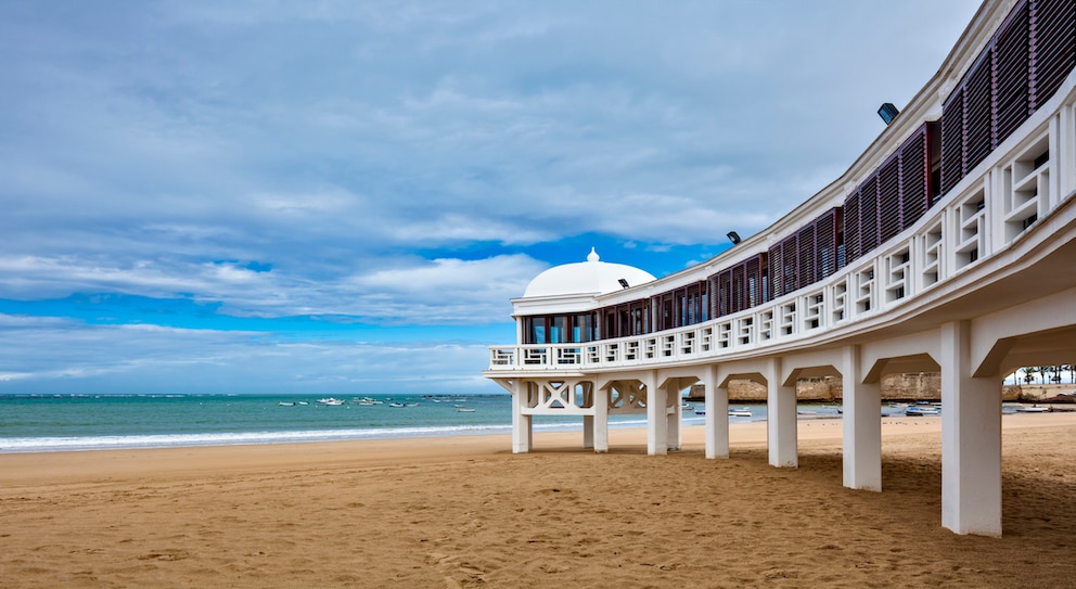 Playa de la Caleta – hier können Sie tagsüber in der Sonne am Strand entspannen und abends die Altstadt von Cádiz erkunden